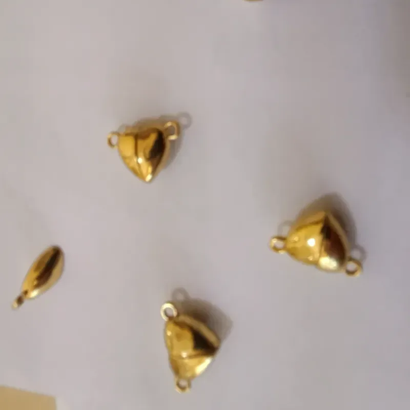 Corazón imantado dorado