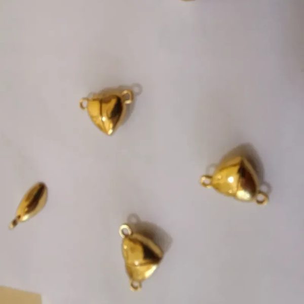 Corazón imantado dorado