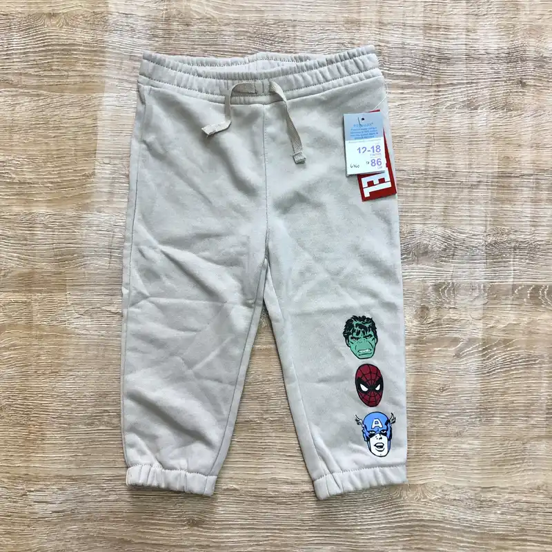 Jogger beige con los Vengadores