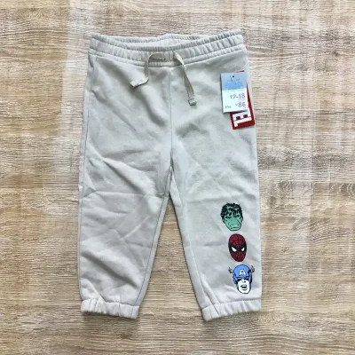 Jogger beige con los Vengadores