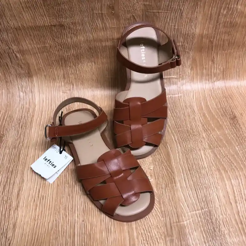 Sandalias cerradas al frente color marrón