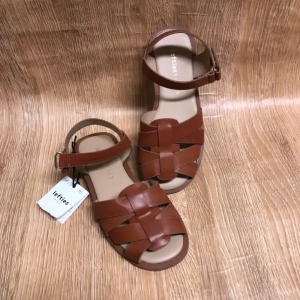 Sandalias cerradas al frente color marrón