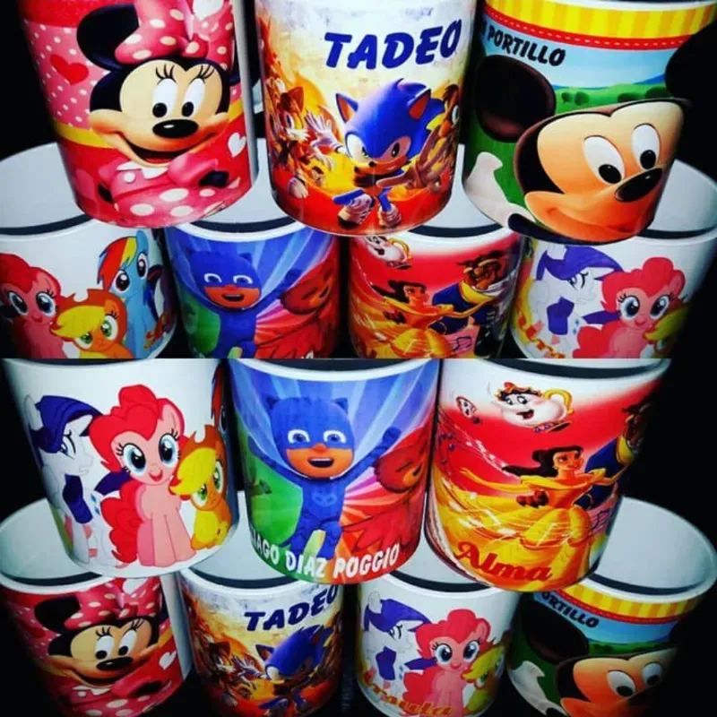 Jarras plásticas blancas