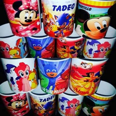 Jarras plásticas blancas