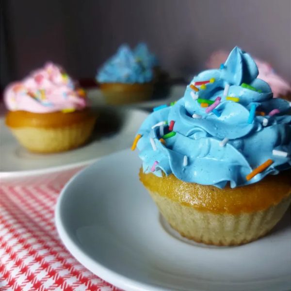 CUPCAKES CON NATA MONTADA VAINILLA