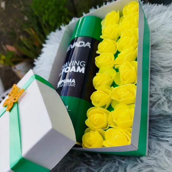 Regalo con espuma de afeitar y 16 rosas eternas