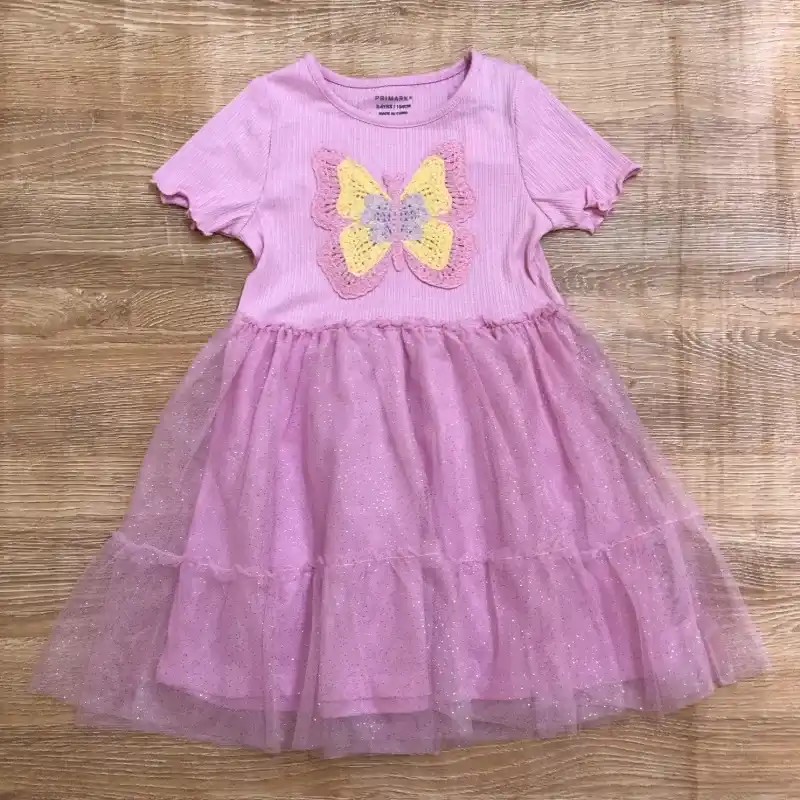 Vestido color rosado con mariposa en el centro