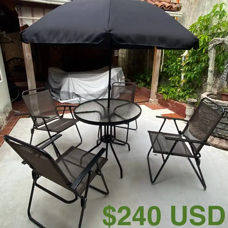 Juego de terraza con sombrilla, $240 USD
