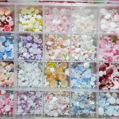 Caja de rosas que alumbran en la oscuridad, para decoración en uñas.