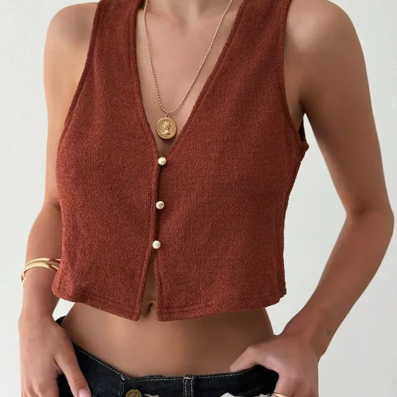  Top Rust Vibe – Textura cálida con escote profundo y actitud casual