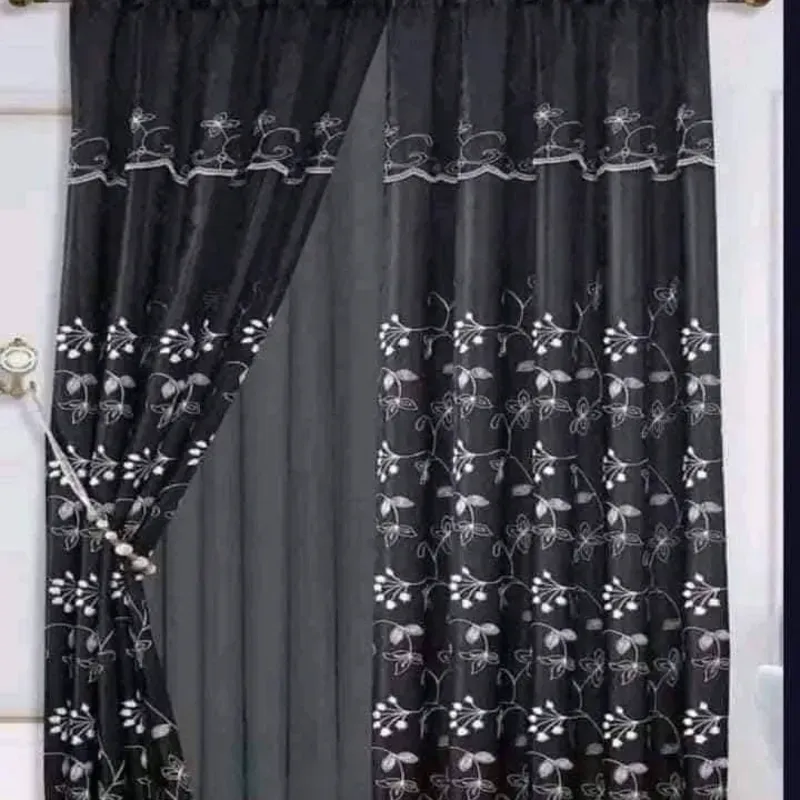 Cortinas de satín y encaje (Negro)