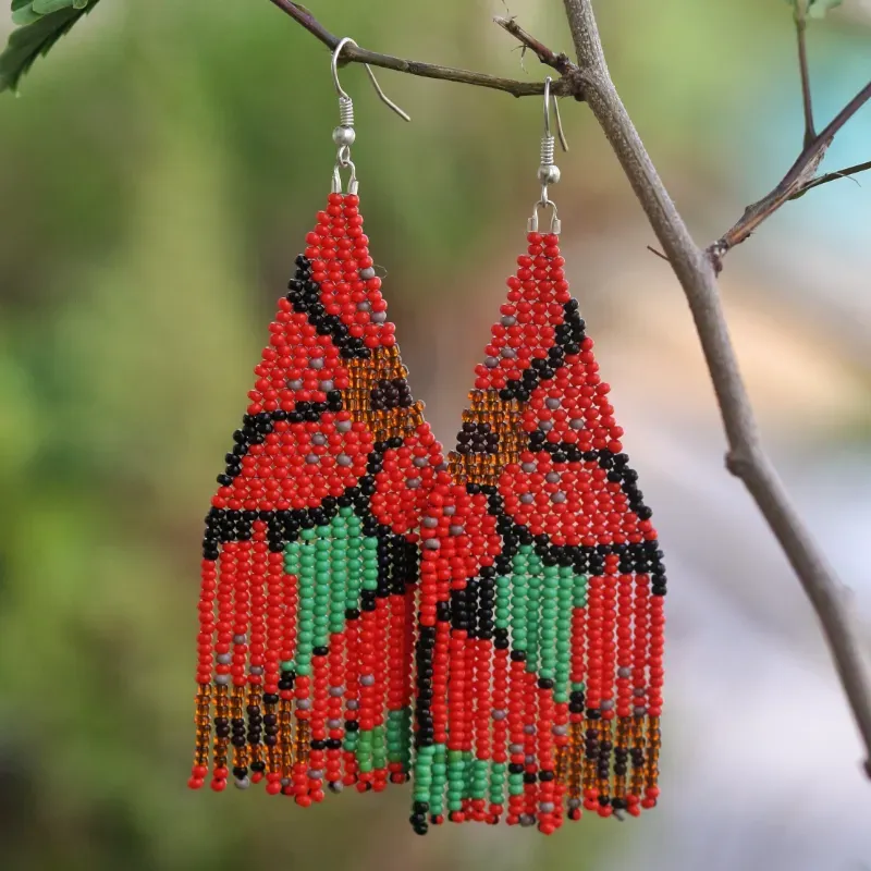 Colgantes de flores rojas