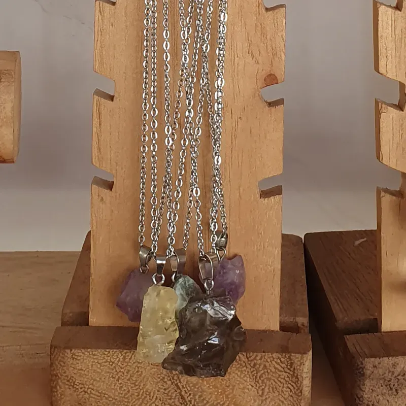 Cadenas de acero y piedras de cuarzo