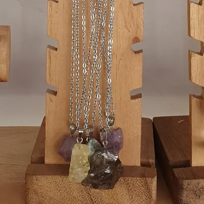 Cadenas de acero y piedras de cuarzo