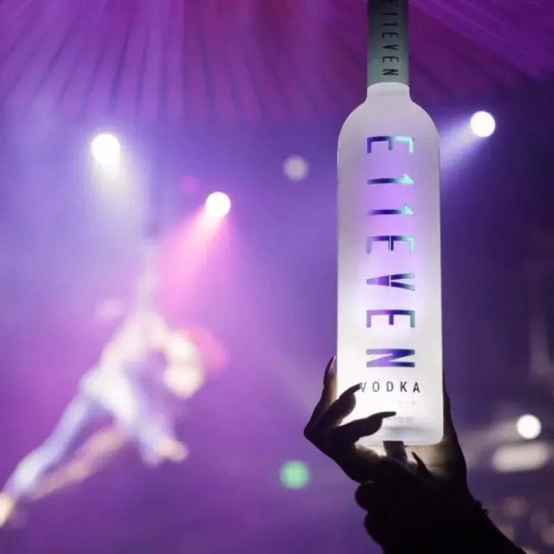 VODKA E11EVEN CON JUGO DE NARANJA