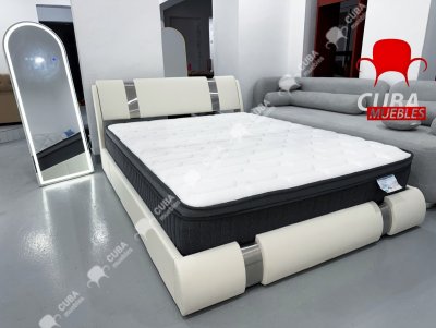 Cama de plataforma tamaño Queen con decoración de piezas de hierro, cama tapizada de piel sintética con cabecera ajustable curvada, soporte de listones de madera.