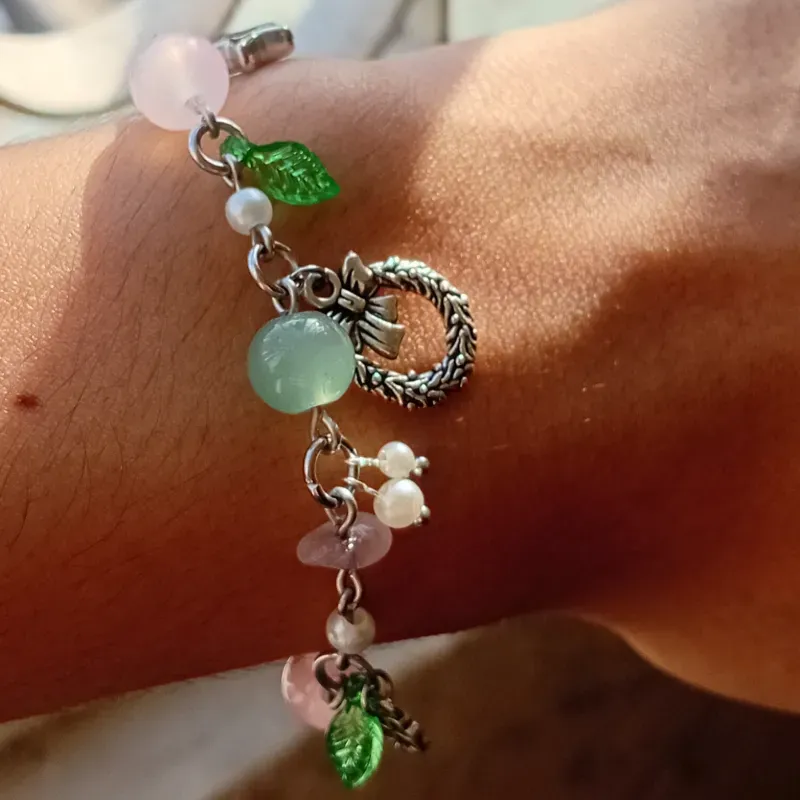 Pulsera con cuentas dijes y cuarzo