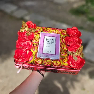 Caja con Rosas, Perfume y Bombones