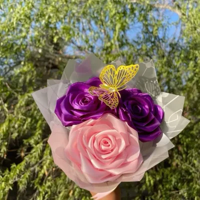 Ramo de 3 Rosas Eternas con Mariposa