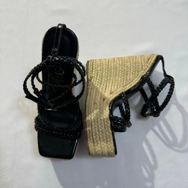 Plataformas Altas Negras con Diseño Trenzado