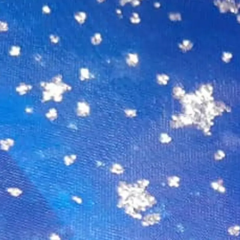 Organza azul adornada con estrellas plata