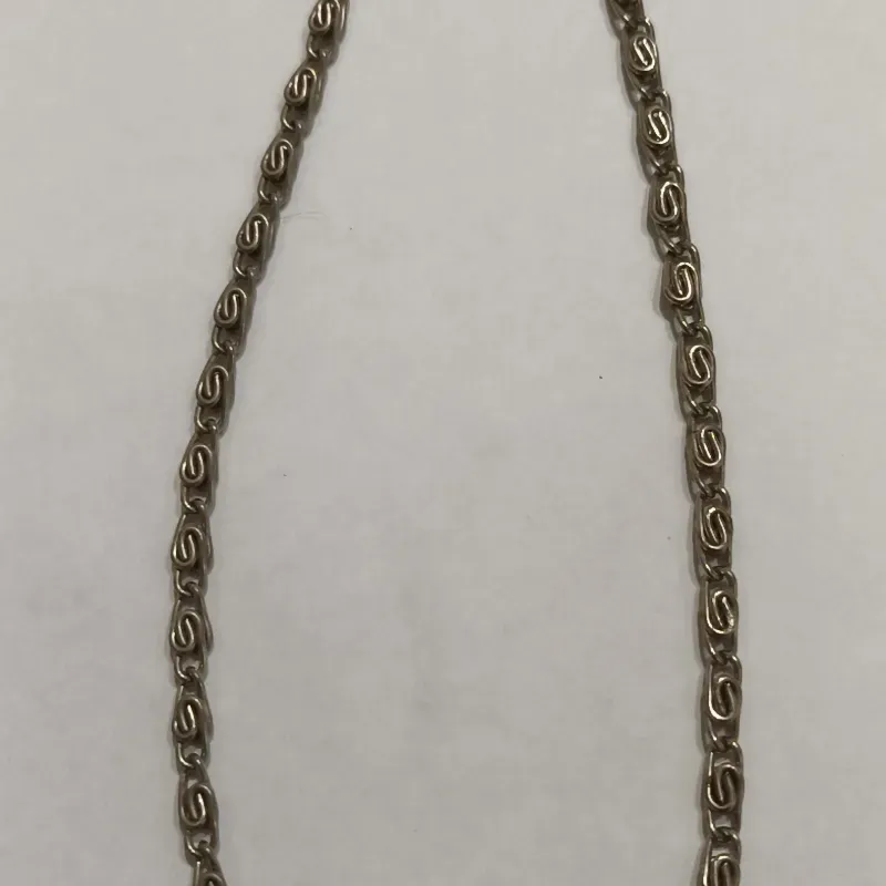 Collar de detalles en metal