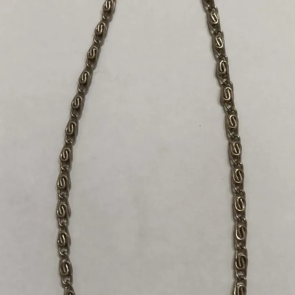 Collar de detalles en metal