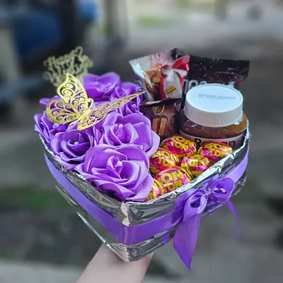 Cajita de Rosas con bombones, nutela y variedad de confituras