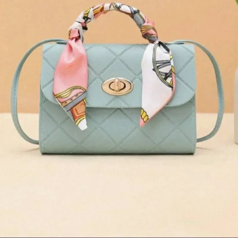 Cartera azul con pañuelo