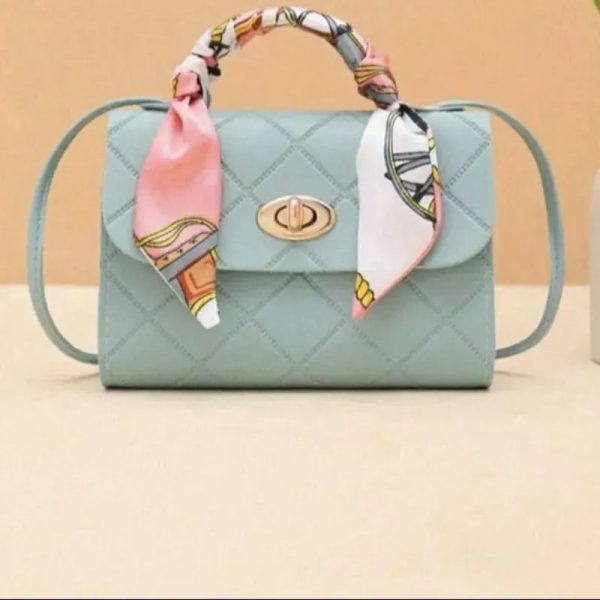 Cartera azul con pañuelo