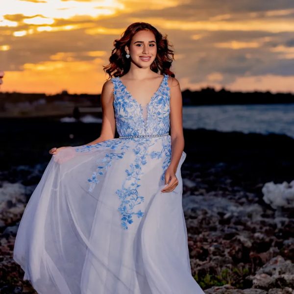 Traje blanco y azul