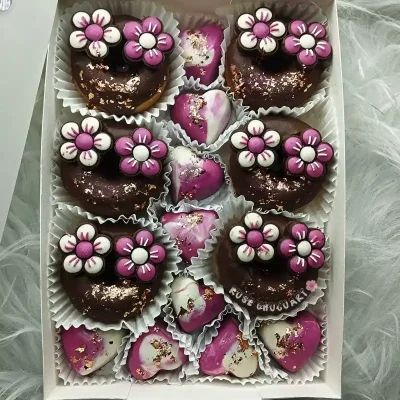 Caja surtida de mini donas y bombones.I