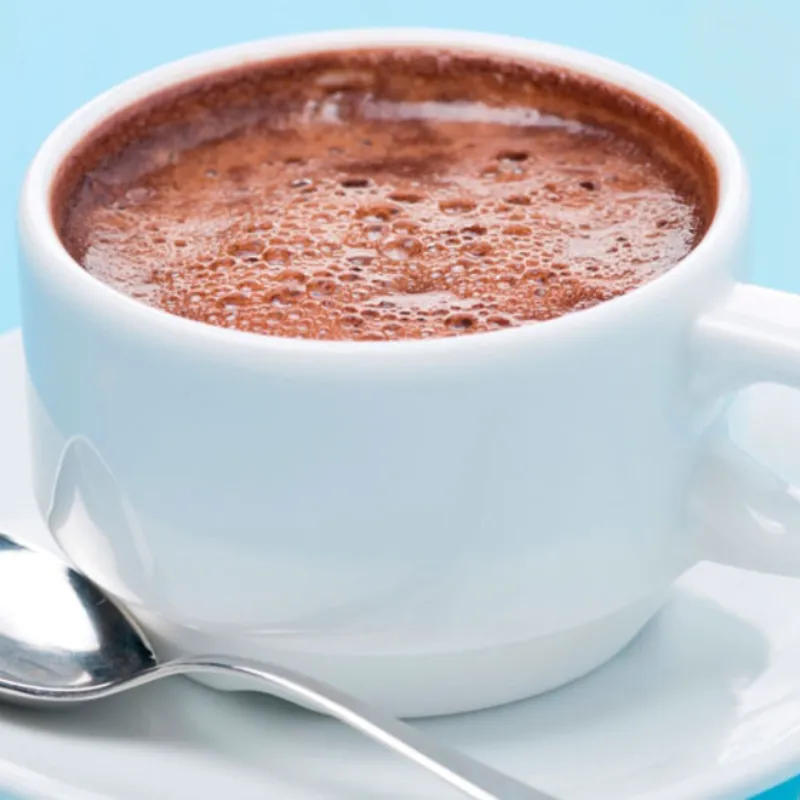 Taza de leche con chocolate