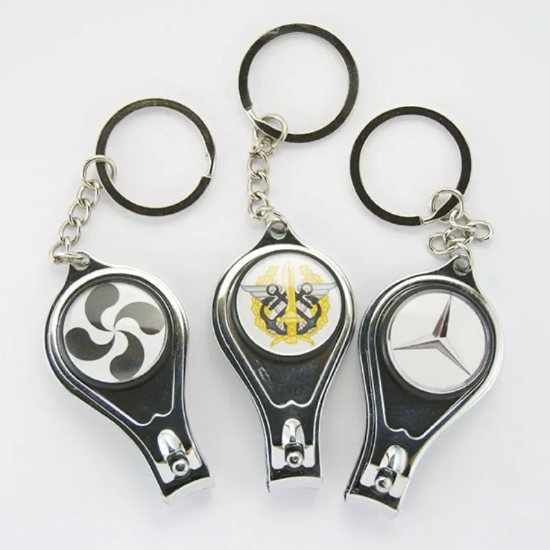 Llavero metálico con corta uñas