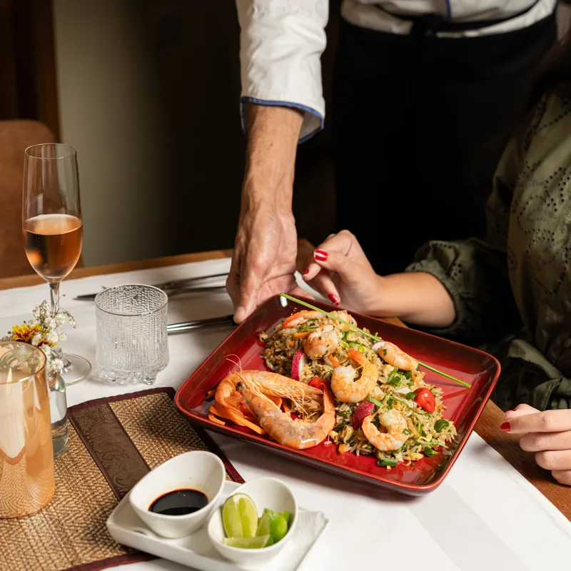 KHAO PAT GUNG Arroz frito con camarones /Fried rice with shrimp.