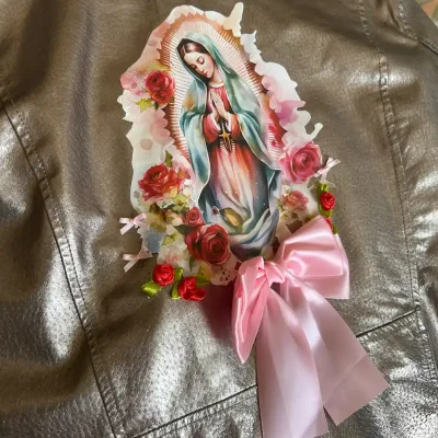 Chaqueta polipiel con Santa en la espalda