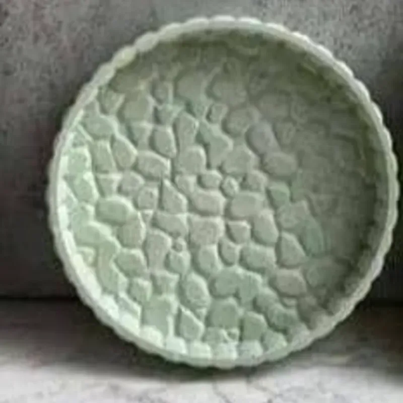 Bandeja redonda de yeso, con elegante diseño empedrado y bordes acolchados