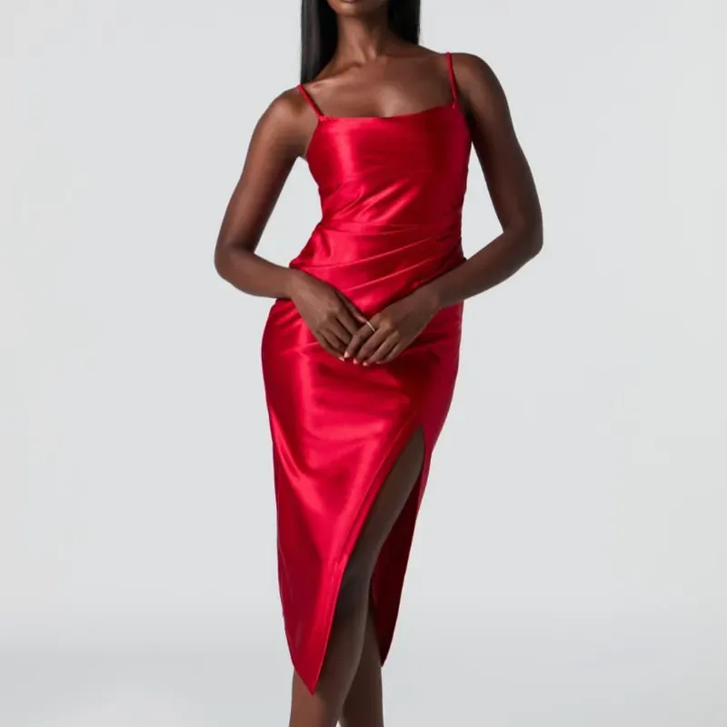 Vestido rojo largo satinado con abertura en la pierna