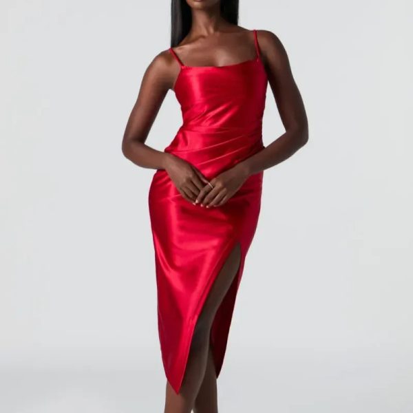 Vestido rojo largo satinado con abertura en la pierna