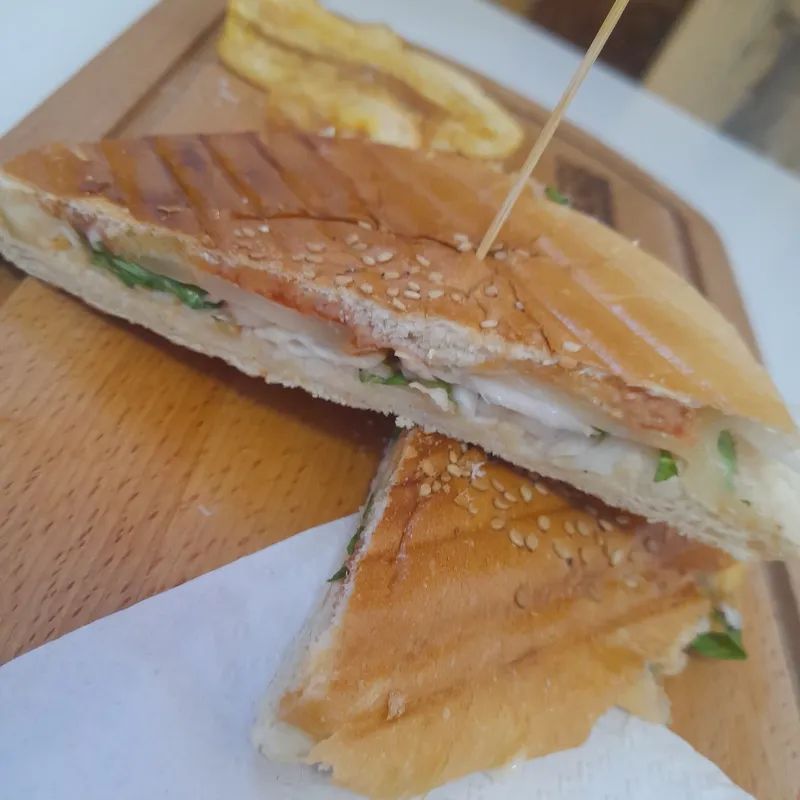 Sándwich de queso blanco + jamón especial