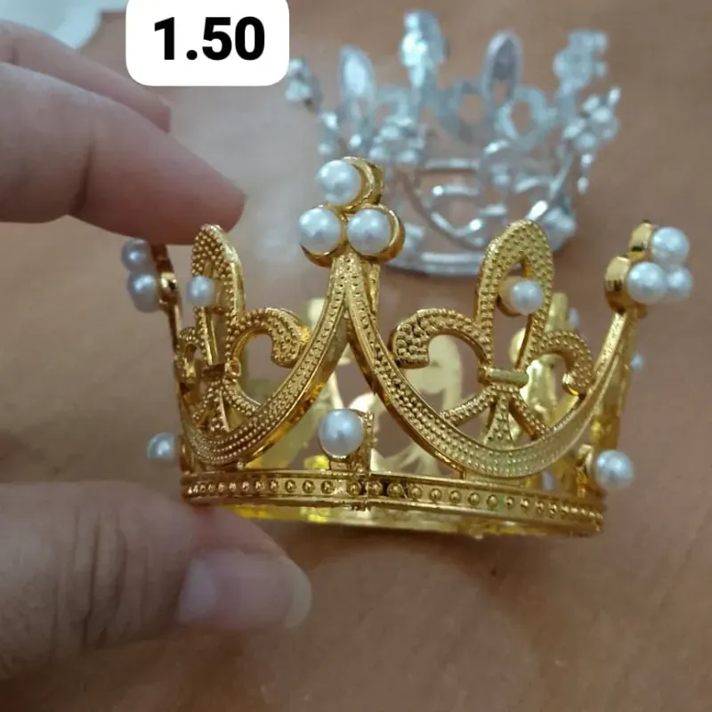 Corona pequeña dorada