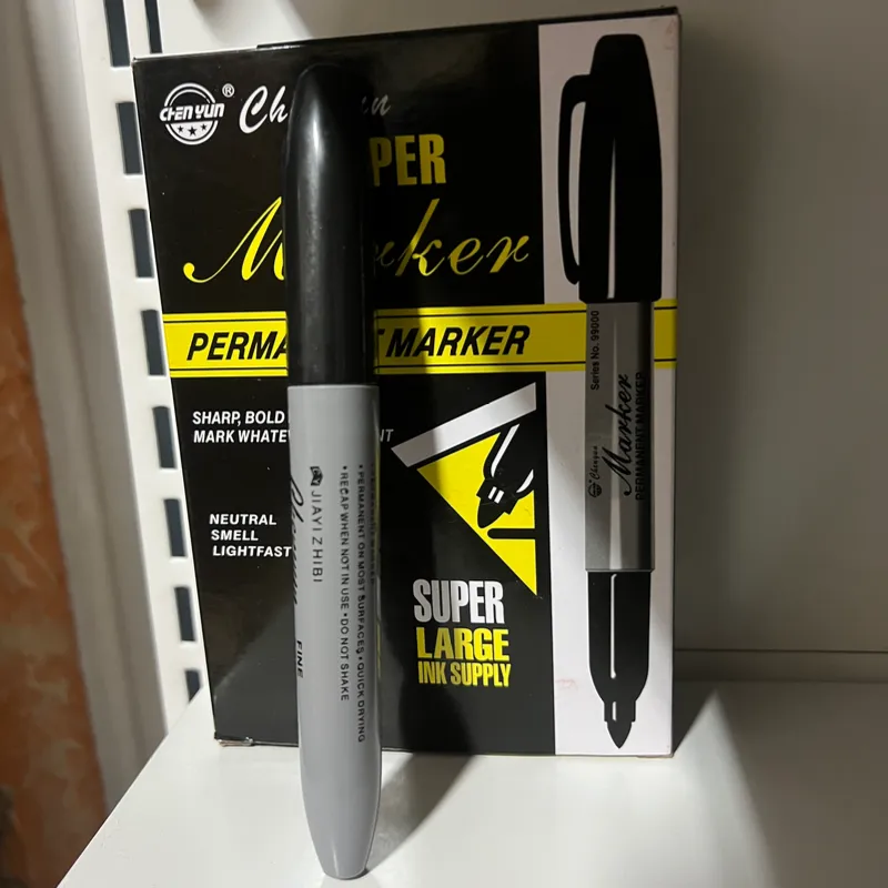 Marcador negro permanente
