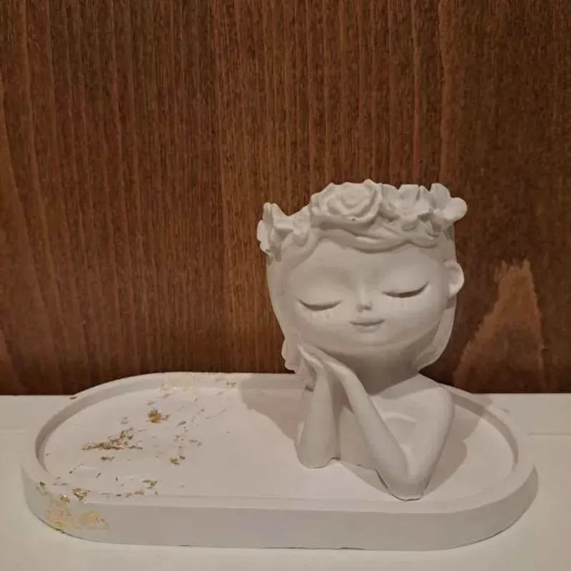 Muñeca decorativa con bandeja