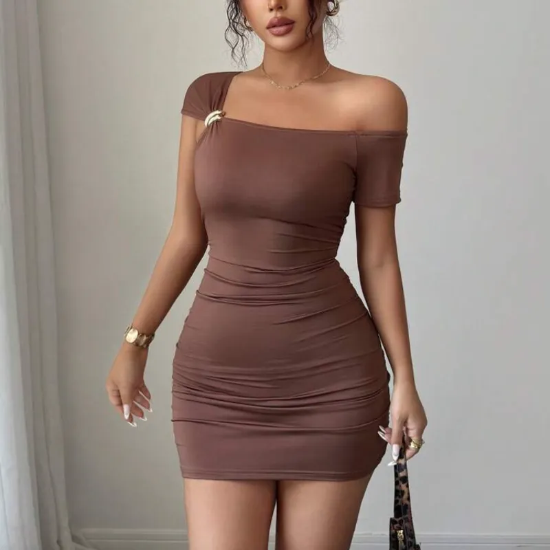 Vestido café con detalle en dorado