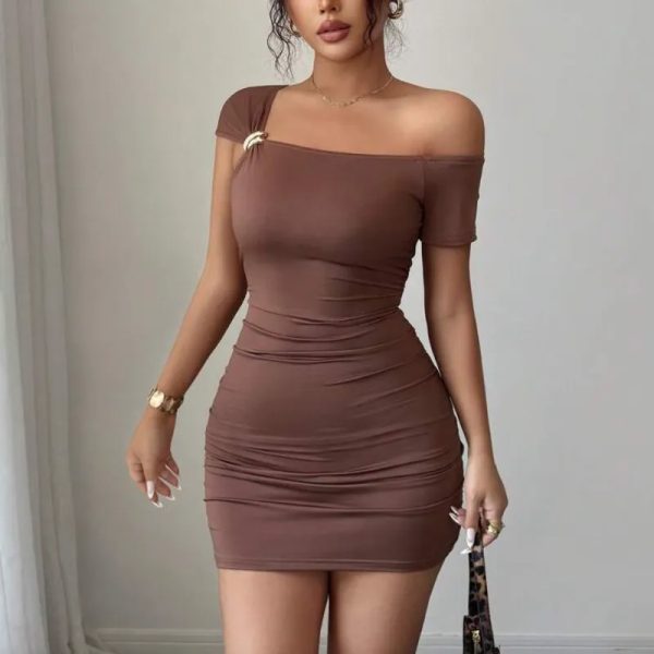 Vestido café con detalle en dorado