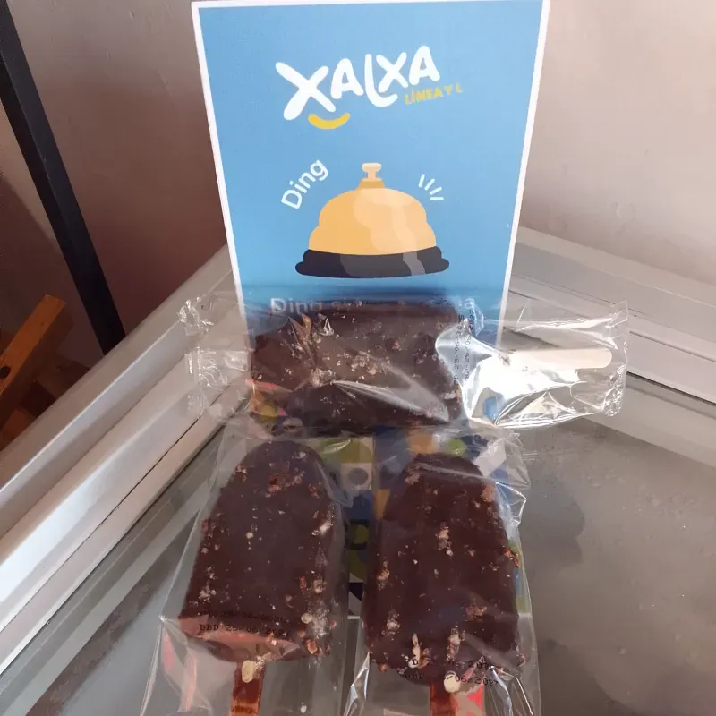 Paleta de Helado con cobertura de chocolate y frutos secos