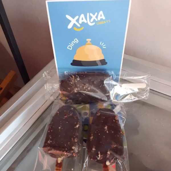 Paleta de Helado con cobertura de chocolate y frutos secos