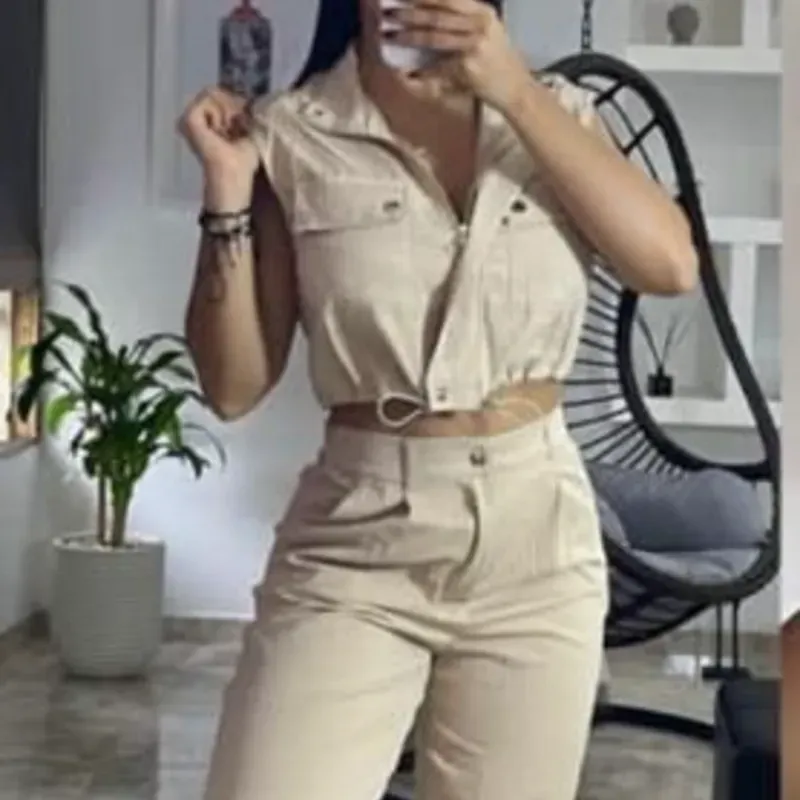 Conjunto de pantaloneta con camisa beige