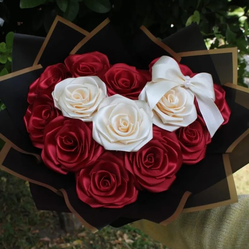 Ramo de 13 rosas eternas en forma de corazón