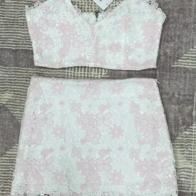Conjunto de top y saya bordado rosa y blanco